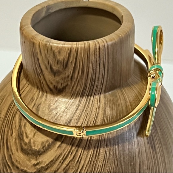 Kate Spade Gold Tone Bracelet with Green Bow NWOT with jewelry pouch - Picture 3 of 10